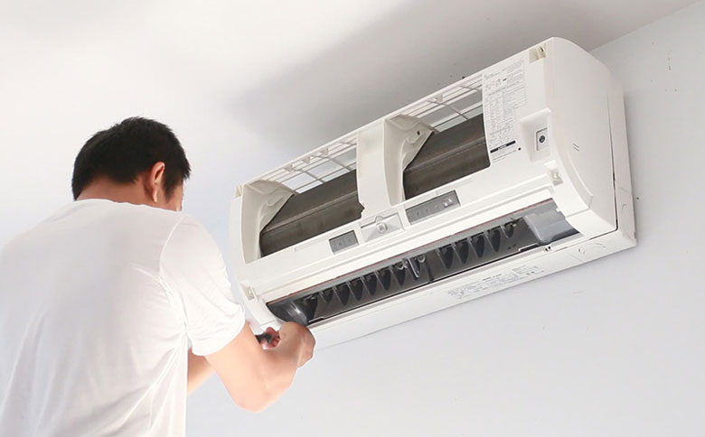 Vệ sinh máy lạnh định kỳ cũng là cách hạn chế lỗi E7