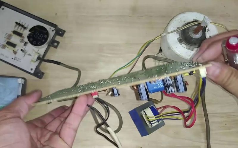Board mạch bị hỏng là nguyên nhân khiến lỗi F6 xuất hiện