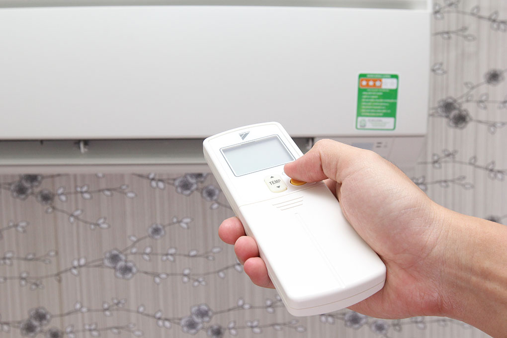 Nhấn giữ nút check trên remote để xác định lỗi máy điều hòa